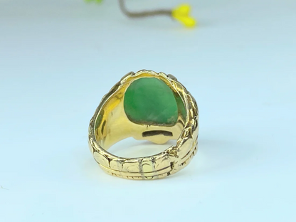 14K Jadeite cabochon with seated Buddha wide shank ring 11.4g s5 JR8545