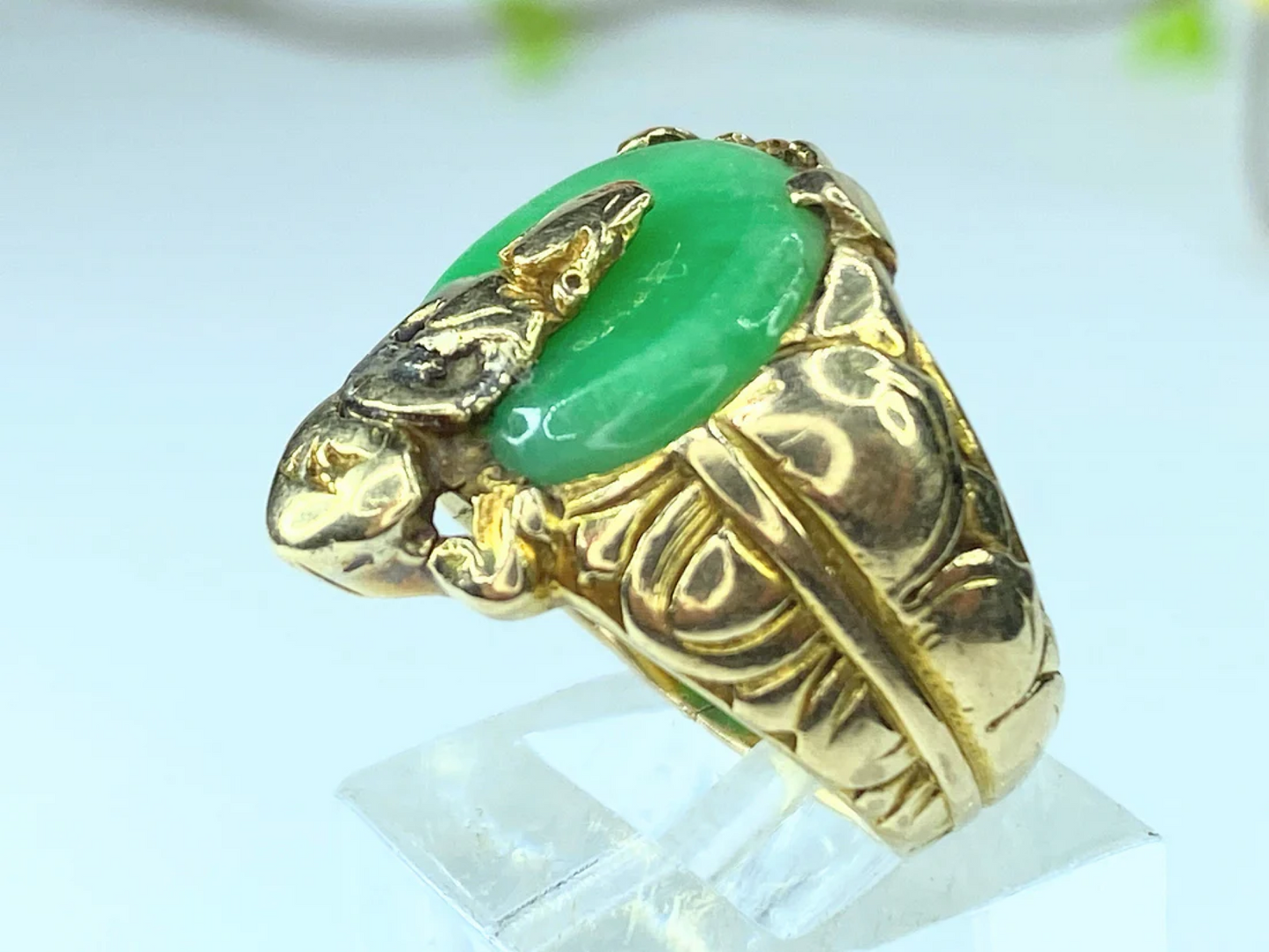 14K Jadeite cabochon with seated Buddha wide shank ring 11.4g s5 JR8545