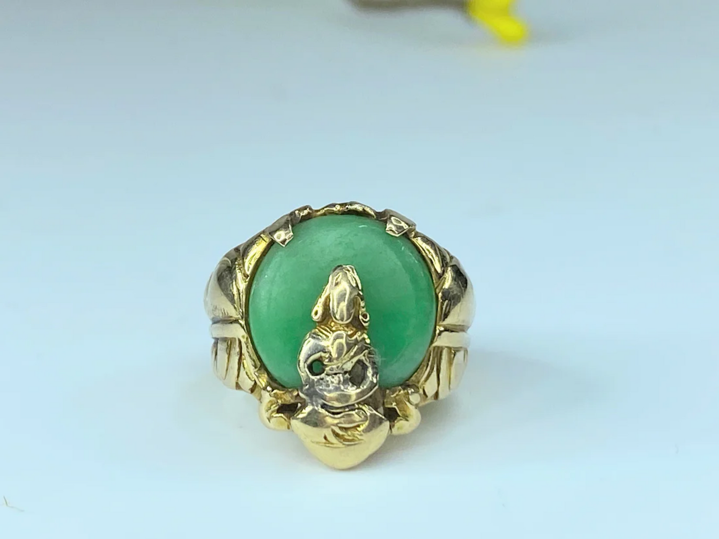 14K Jadeite cabochon with seated Buddha wide shank ring 11.4g s5 JR8545