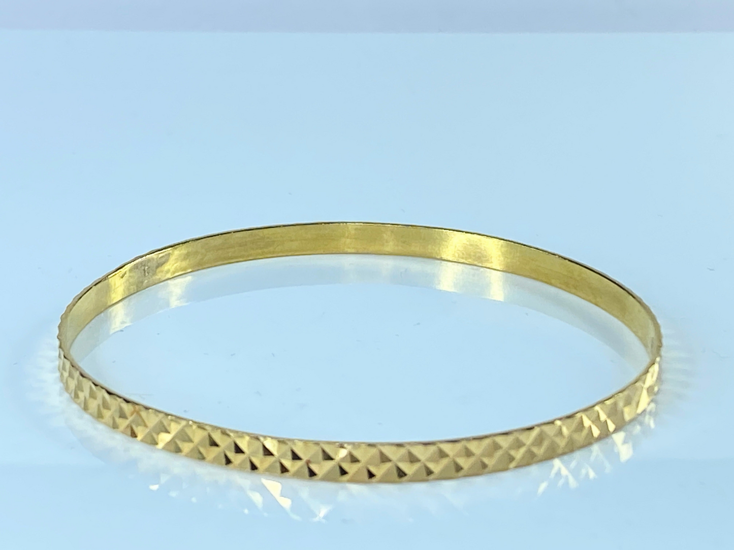 18K yellow gold 4.2mm slip on bangle diamond cut pattern