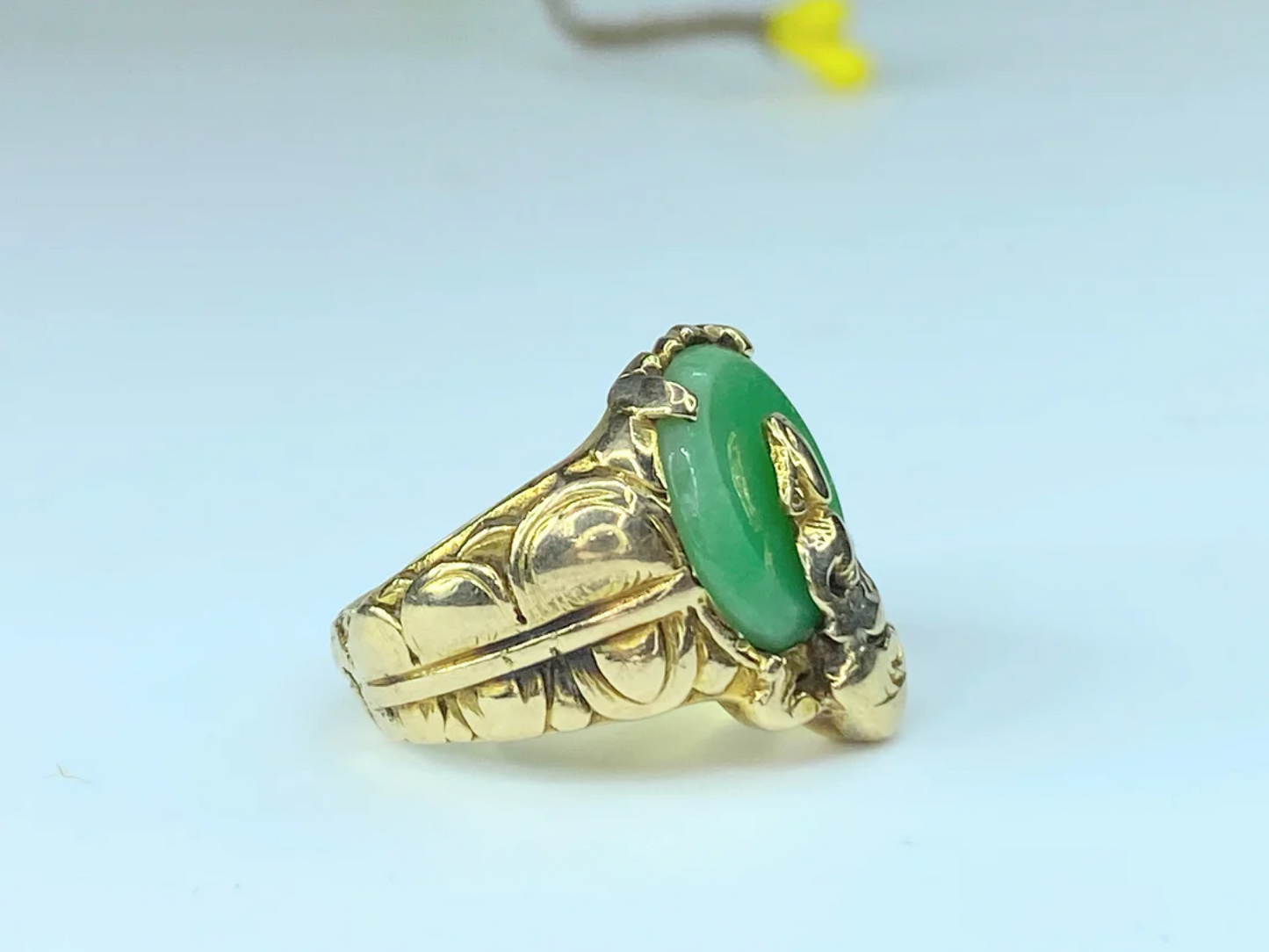 14K Jadeite cabochon with seated Buddha wide shank ring 11.4g s5 JR8545