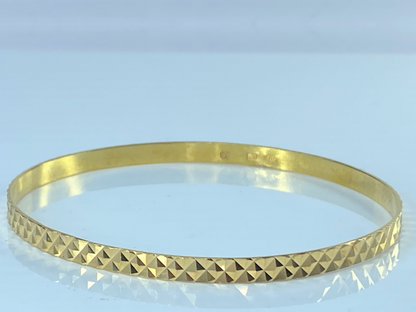 18K yellow gold 4.2mm slip on bangle diamond cut pattern