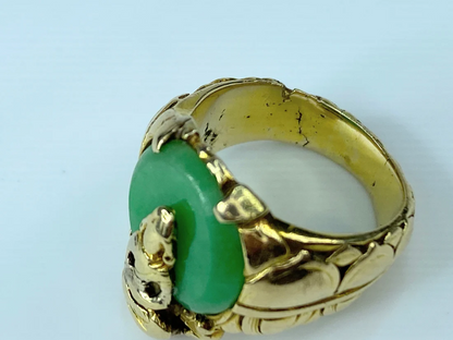 14K Jadeite cabochon with seated Buddha wide shank ring 11.4g s5 JR8545