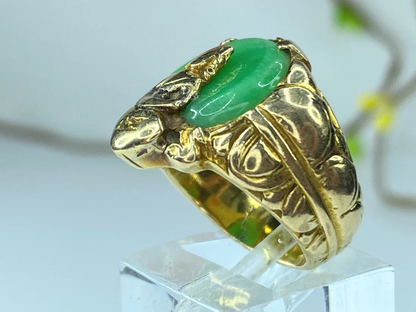 14K Jadeite cabochon with seated Buddha wide shank ring 11.4g s5 JR8545