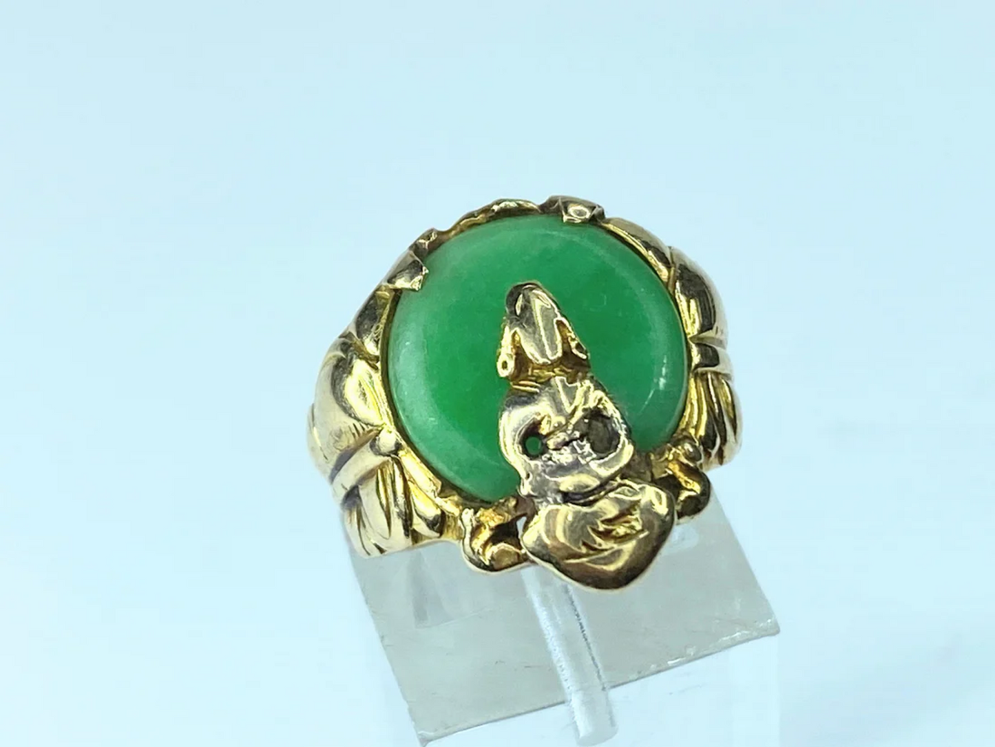 14K Jadeite cabochon with seated Buddha wide shank ring 11.4g s5 JR8545