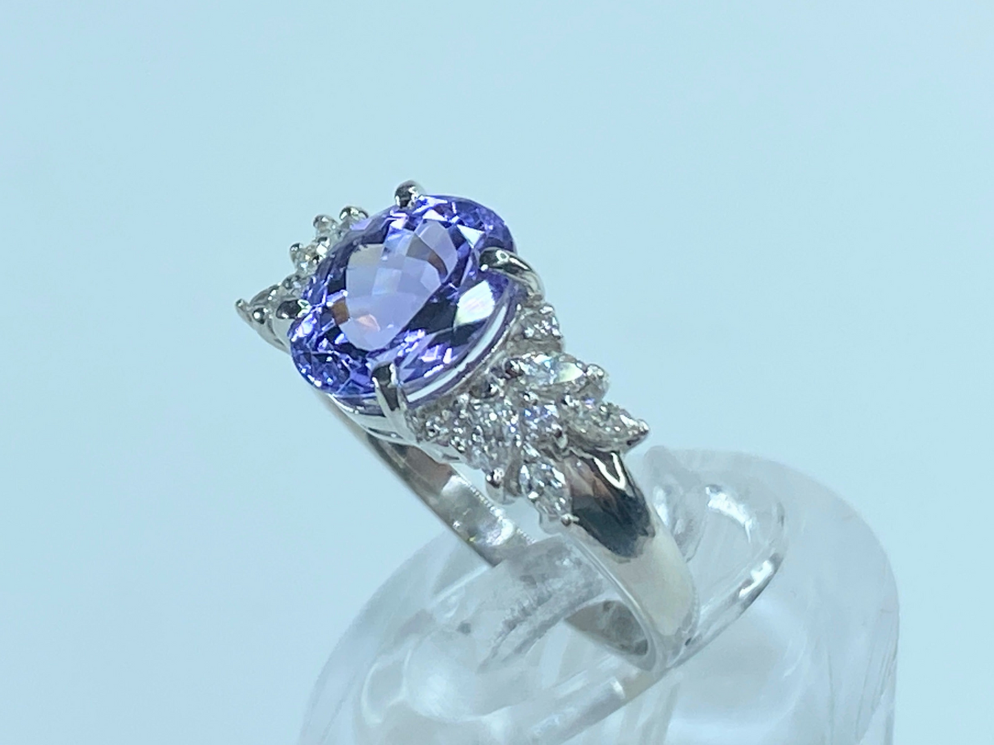 2.55ct Oval faceted Tanzanite 0.8ctw G/VS2 Round brilliant diamond ring