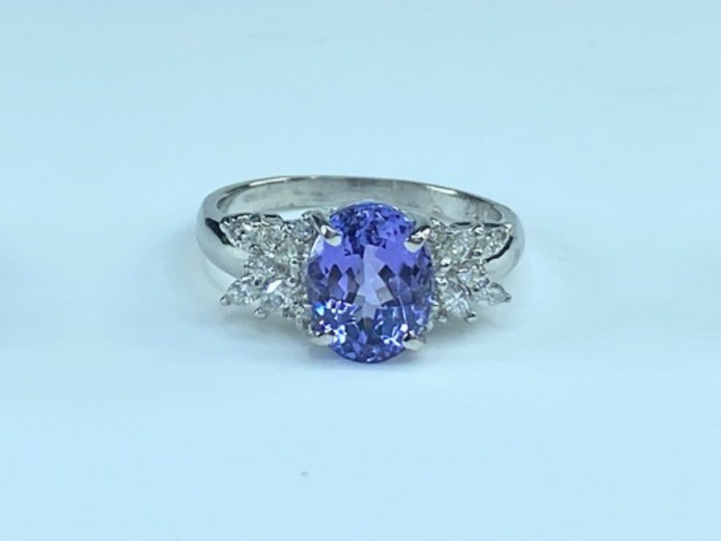 2.55ct Oval faceted Tanzanite 0.8ctw G/VS2 Round brilliant diamond ring