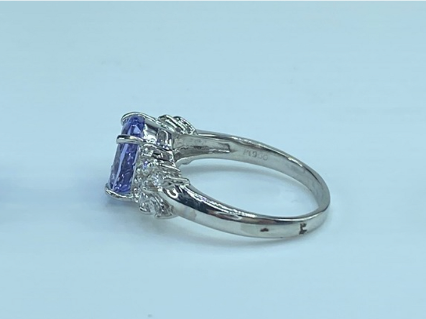 2.55ct Oval faceted Tanzanite 0.8ctw G/VS2 Round brilliant diamond ring