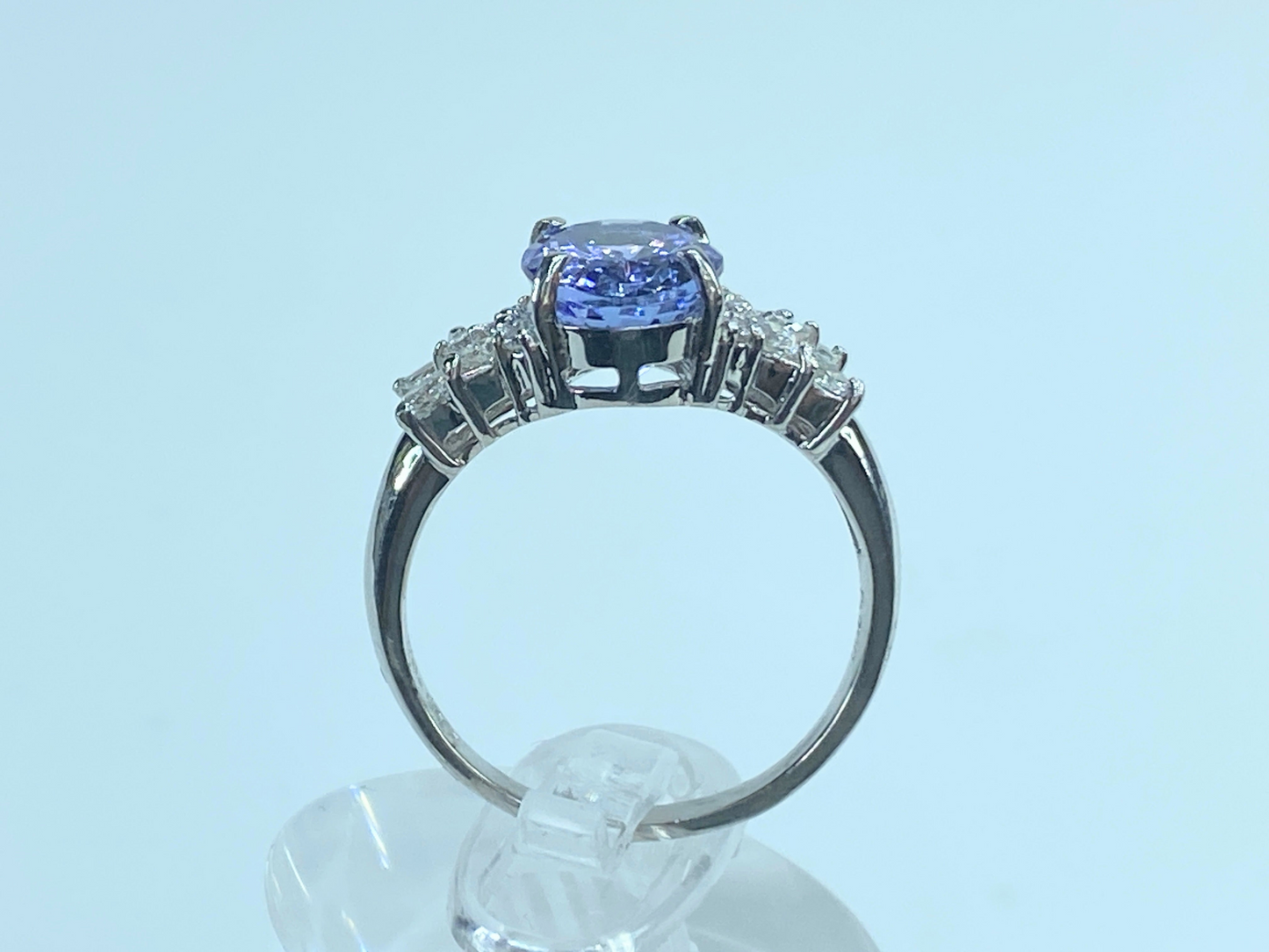 2.55ct Oval faceted Tanzanite 0.8ctw G/VS2 Round brilliant diamond ring