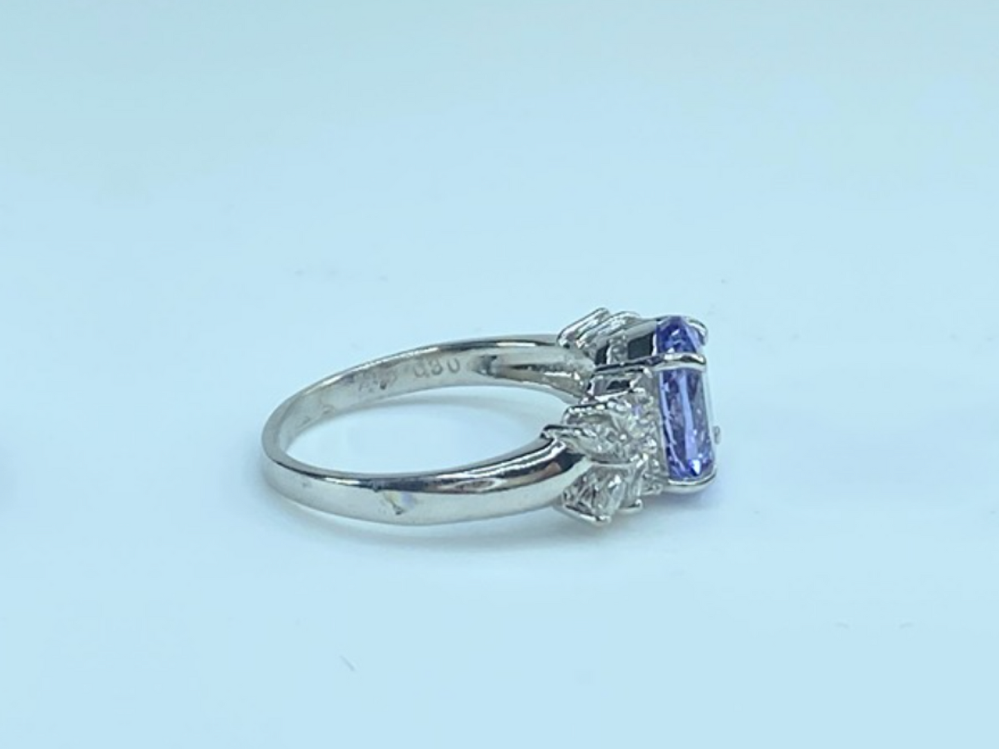 2.55ct Oval faceted Tanzanite 0.8ctw G/VS2 Round brilliant diamond ring