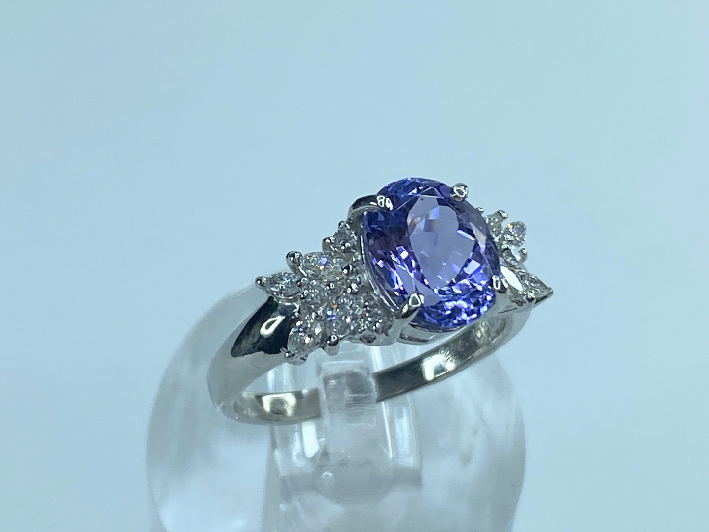 2.55ct Oval faceted Tanzanite 0.8ctw G/VS2 Round brilliant diamond ring