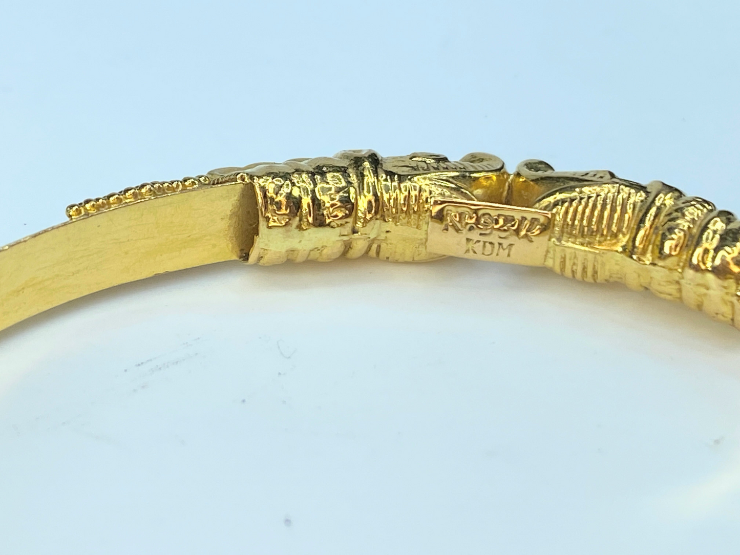 21K yellow gold Dolphin heads knife edge bangle