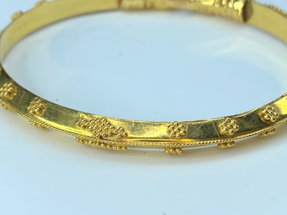 21K yellow gold Dolphin heads knife edge bangle