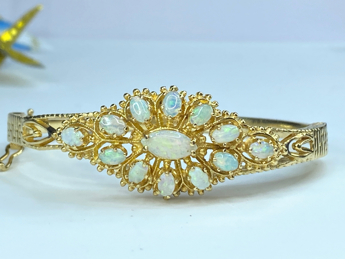 14K gold 4.15ct Oval Opal cabochon decorated bangle 19.2g 6.7"