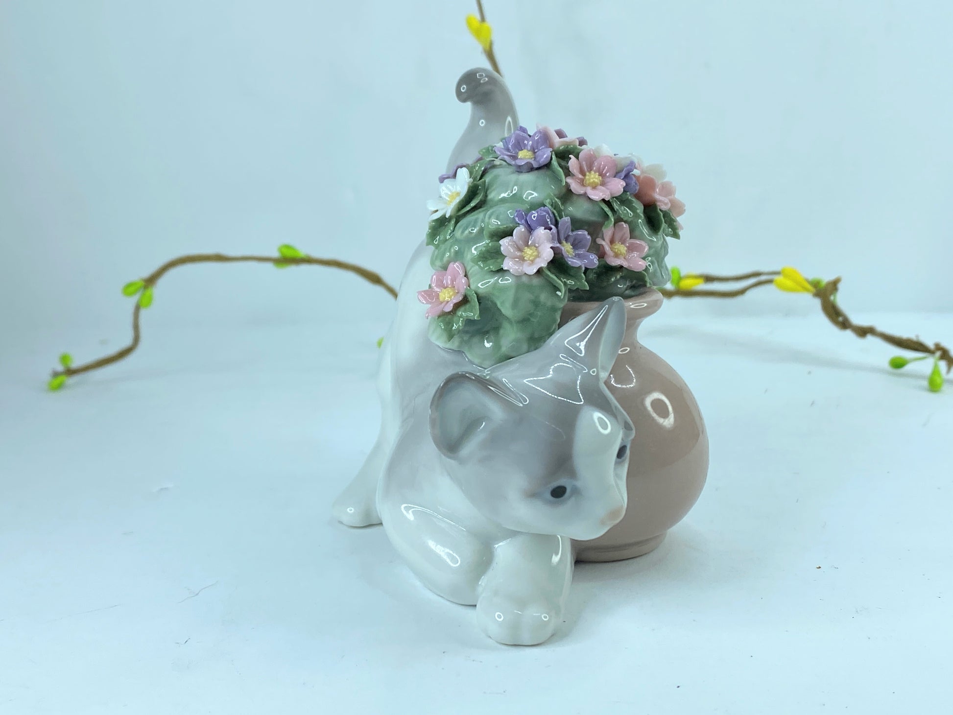 Lladro "Secret Spot" #6566 - Curious Kitten Hiding Behind Flowers A217