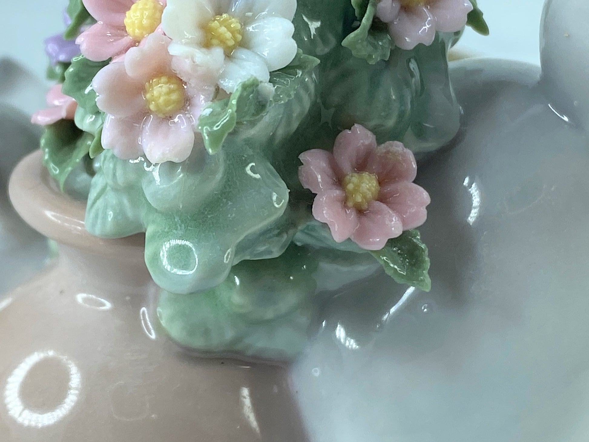 Lladro "Secret Spot" #6566 - Curious Kitten Hiding Behind Flowers A217
