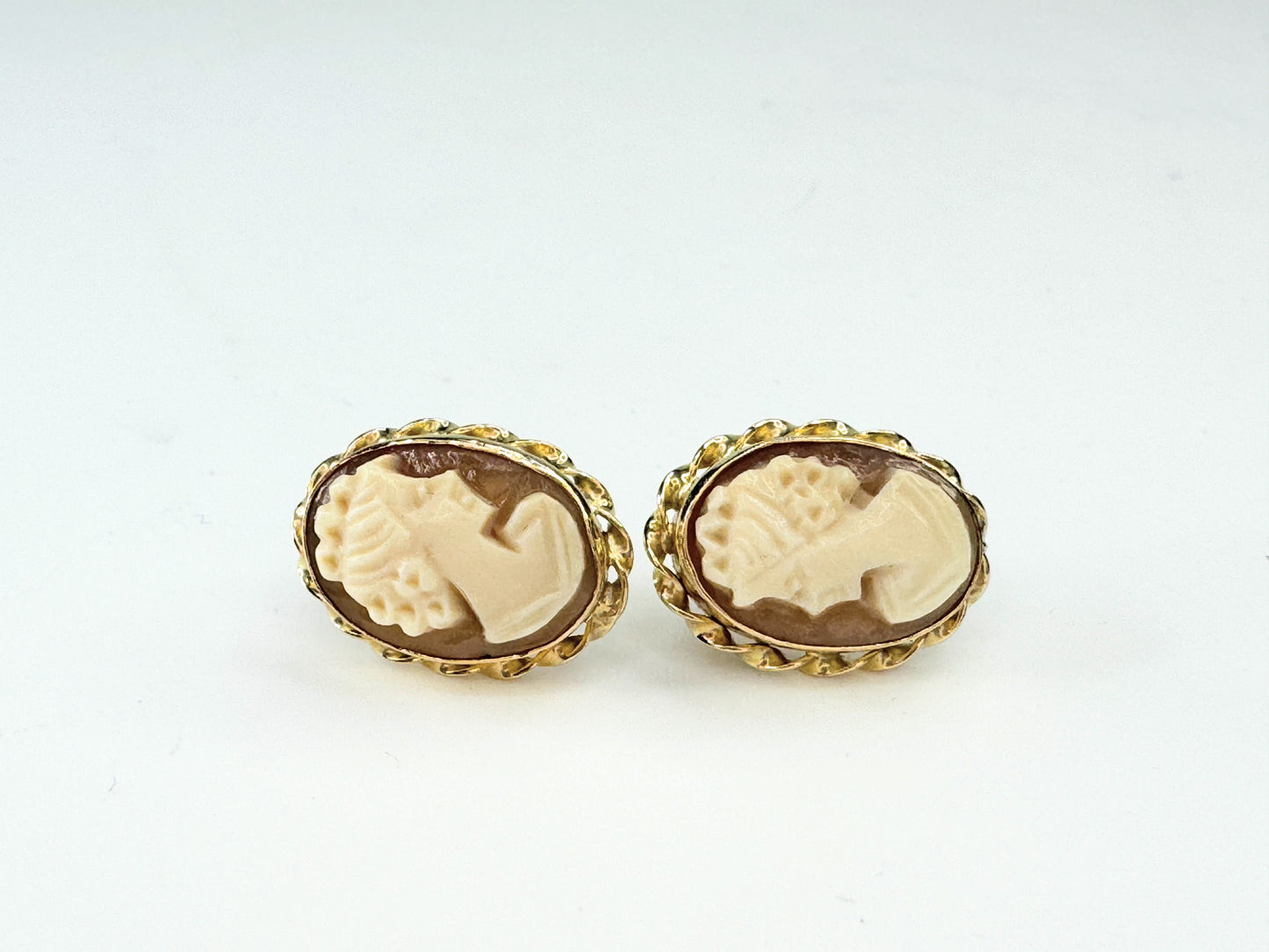 14K yellow gold Shell Cameo twisted border screw on earrings JR9382