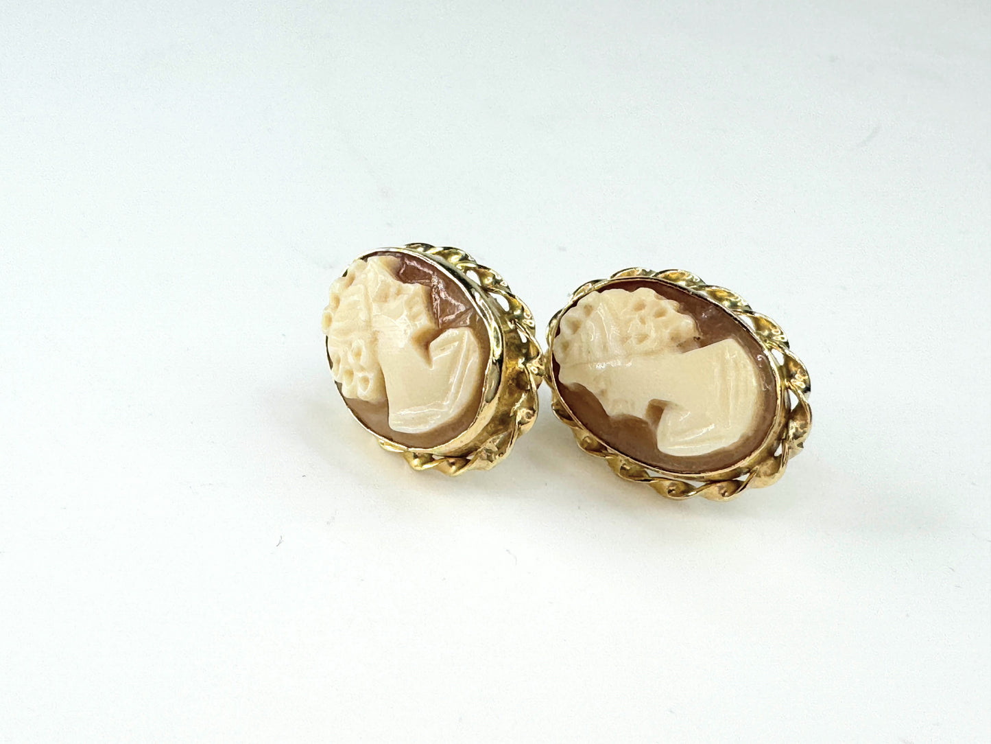 14K yellow gold Shell Cameo twisted border screw on earrings JR9382