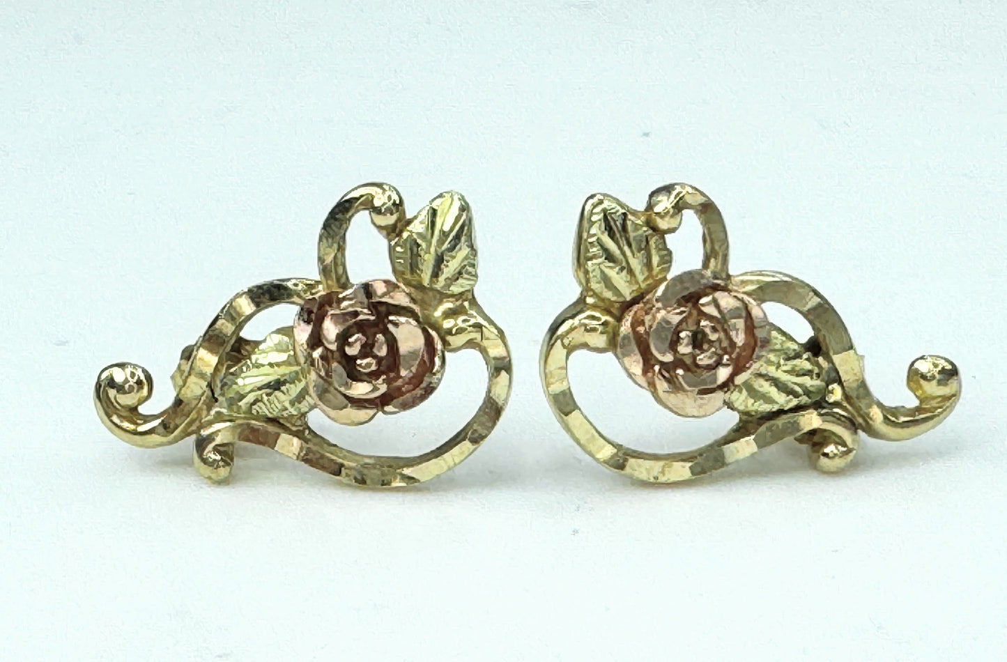 Landstrom 10K Black Hill Gold Rose earrings 3.2g JR9387