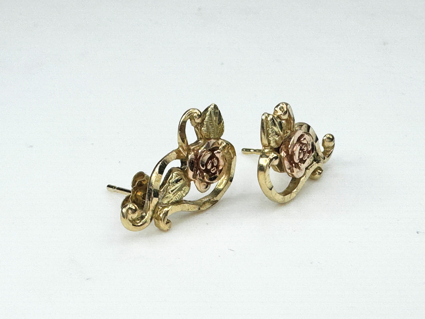 Landstrom 10K Black Hill Gold Rose earrings 3.2g JR9387