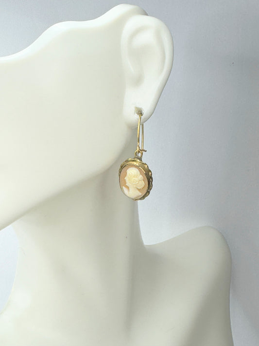 Mid-century hand carved Shell Cameo in 14K yellow gold wire dangle 2.5gm