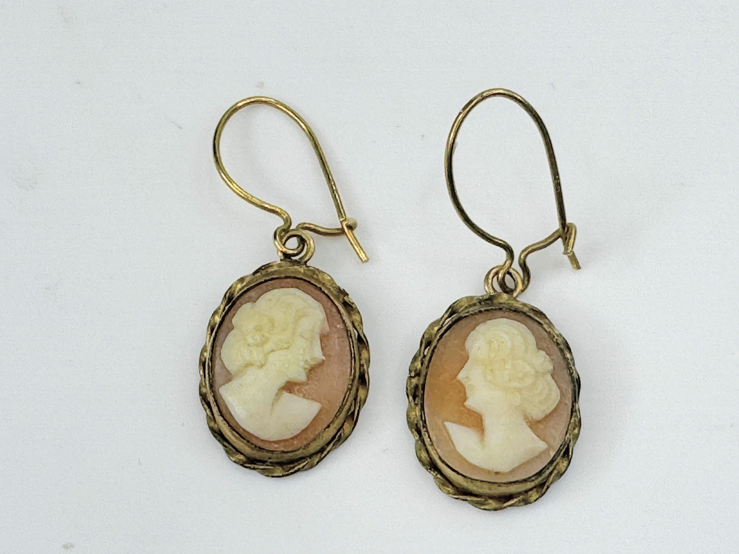 Mid-century hand carved Shell Cameo in 14K yellow gold wire dangle 2.5gm