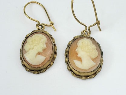 Mid-century hand carved Shell Cameo in 14K yellow gold wire dangle 2.5gm