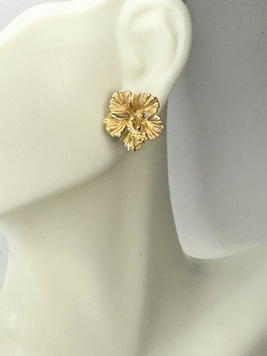 Hawaiian Heirloom 14K yellow gold Sculpted Hibiscus Flower Earrings 4.4g JR9459