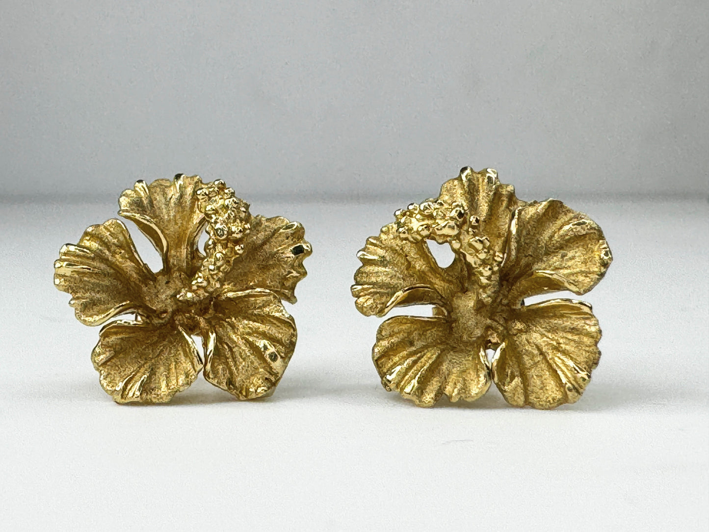 Hawaiian Heirloom 14K yellow gold Sculpted Hibiscus Flower Earrings 4.4g JR9459