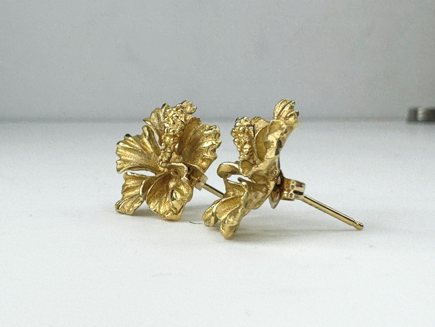 Hawaiian Heirloom 14K yellow gold Sculpted Hibiscus Flower Earrings 4.4g JR9459