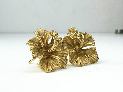 Hawaiian Heirloom 14K yellow gold Sculpted Hibiscus Flower Earrings 4.4g JR9459