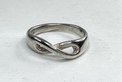 Vintage Tiffany & Co Sterling Silver Infinity LOVE Knot Ring Pouch s6.5 JR1632
