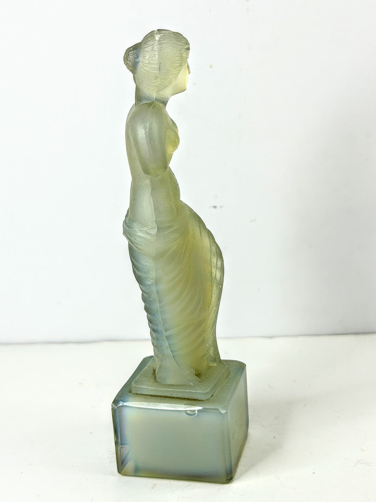 Sabino France Venus de Milo Opalescent Art Glass Figurine Vintage A1304