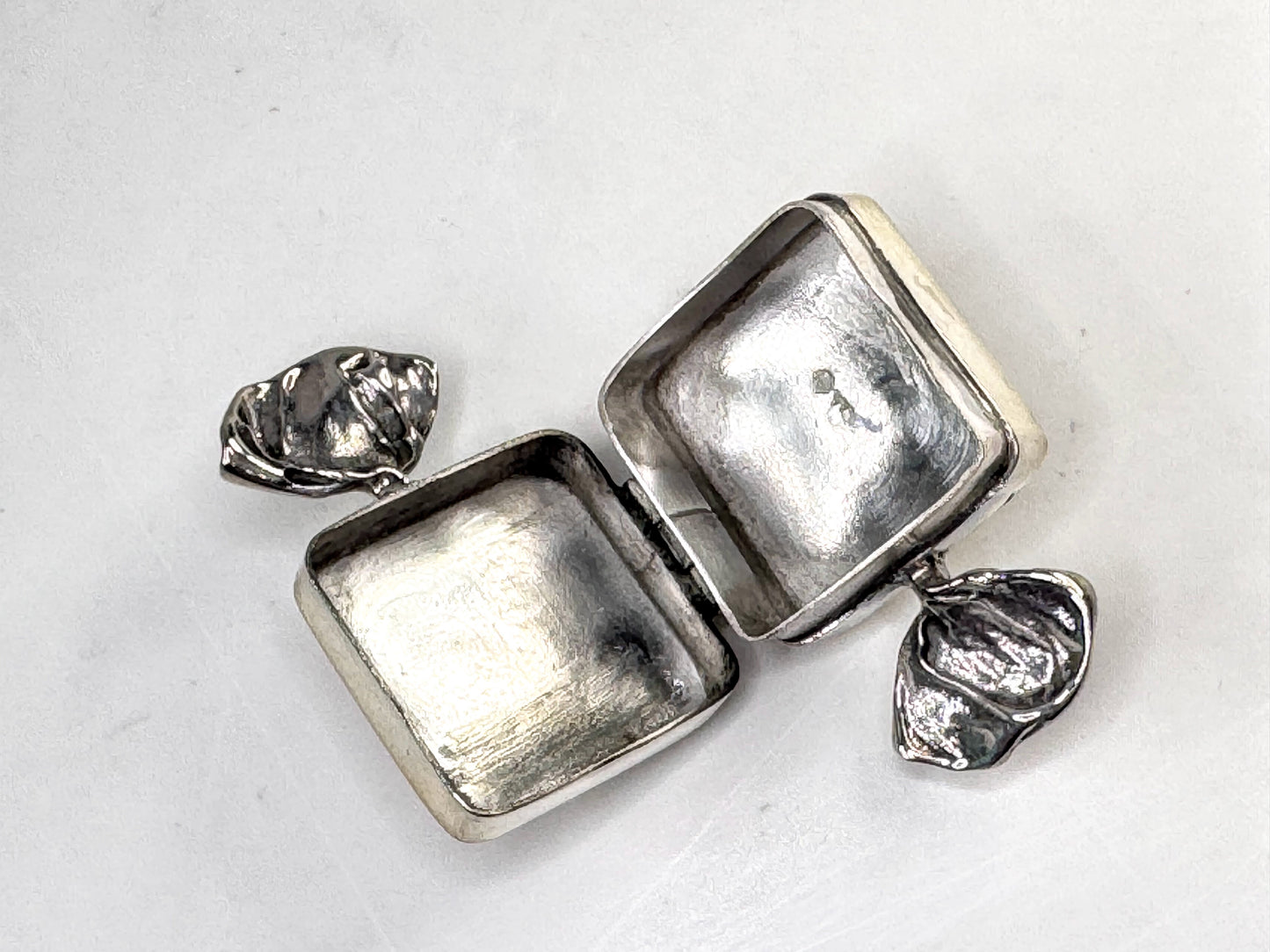 Vintage Sterling Silver Wrapped Candy Novelty Pill Trinket Box 14.2g SS351