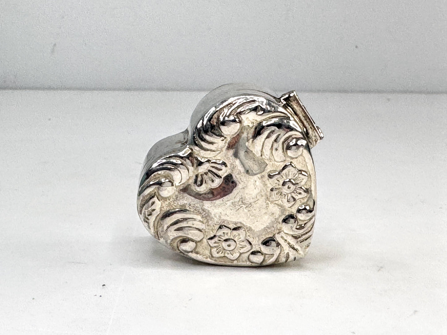 Vintage Sterling Silver Floral Repousse Heart Pill Box 35x30x15mm SS352