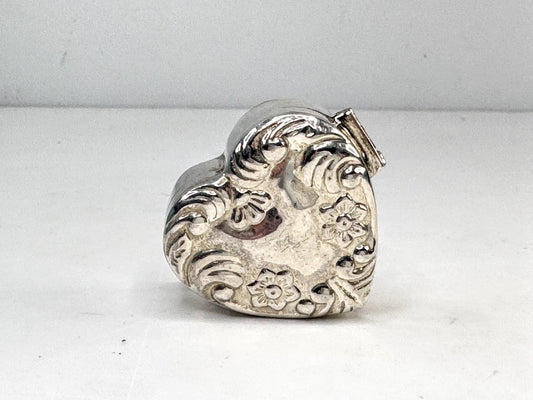 Vintage Sterling Silver Floral Repousse Heart Pill Box 35x30x15mm SS352