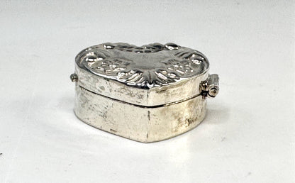 Vintage Sterling Silver Floral Repousse Heart Pill Box 35x30x15mm SS352