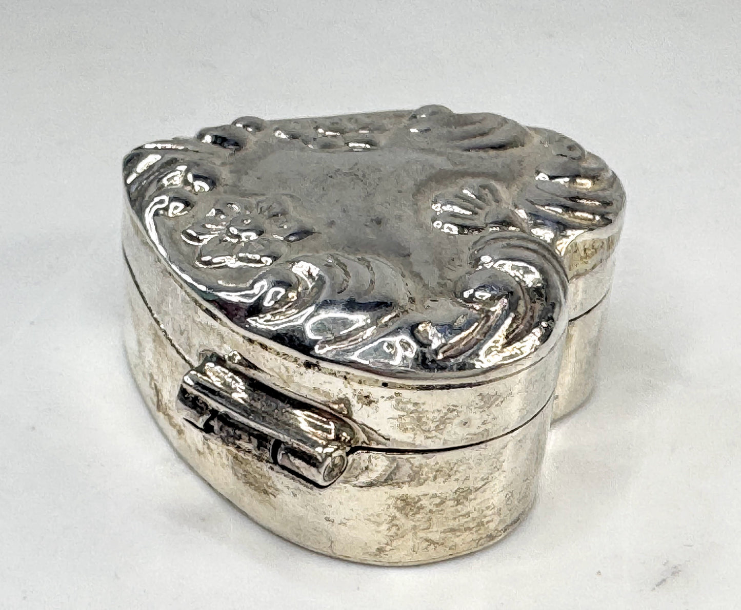 Vintage Sterling Silver Floral Repousse Heart Pill Box 35x30x15mm SS352