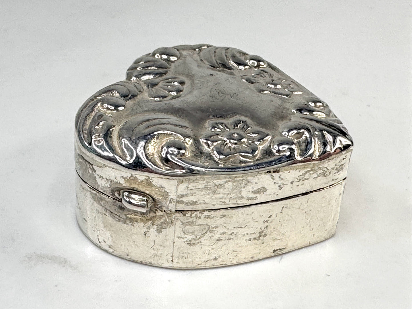 Vintage Sterling Silver Floral Repousse Heart Pill Box 35x30x15mm SS352