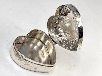 Vintage Sterling Silver Floral Repousse Heart Pill Box 35x30x15mm SS352