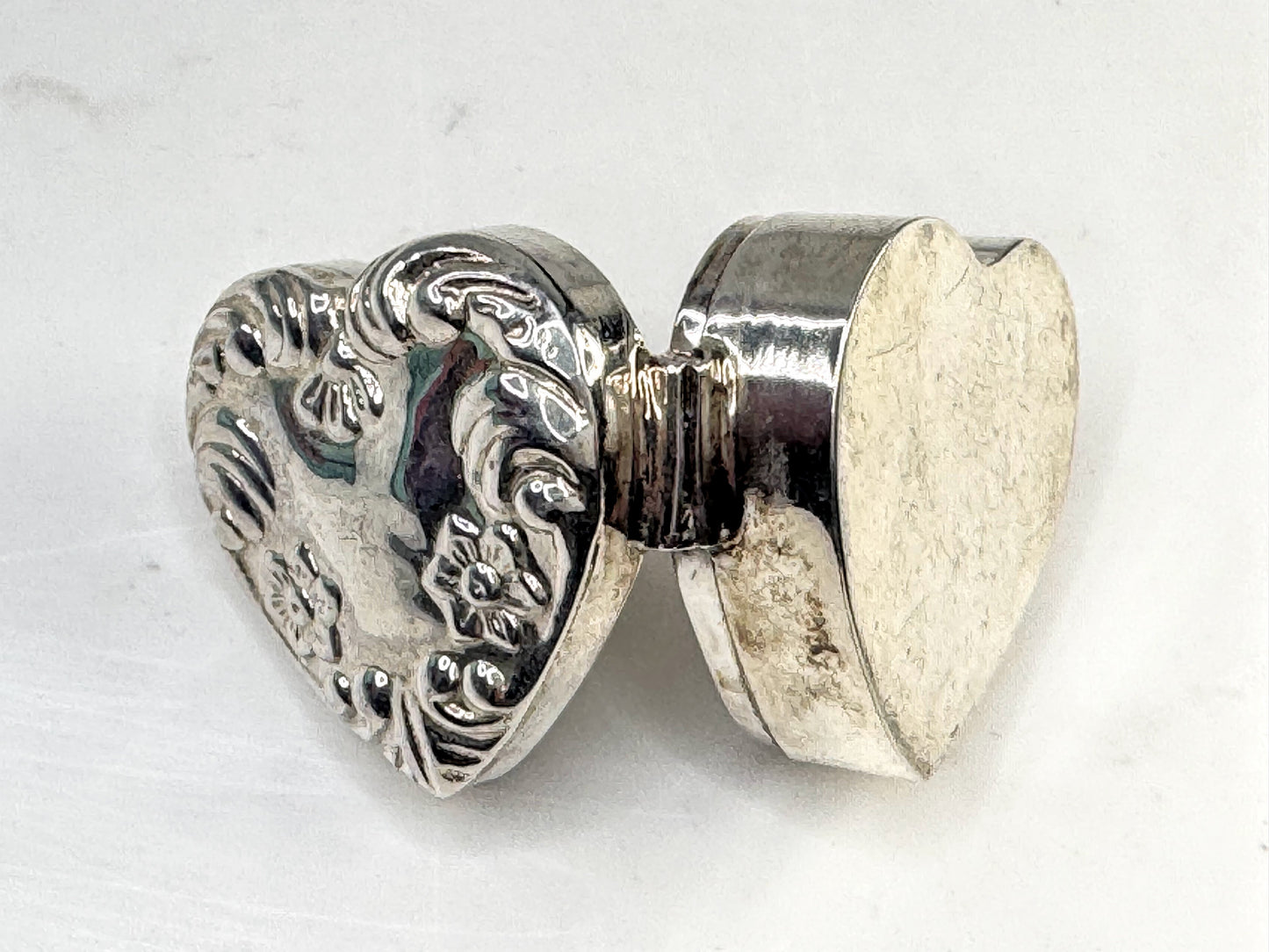 Vintage Sterling Silver Floral Repousse Heart Pill Box 35x30x15mm SS352