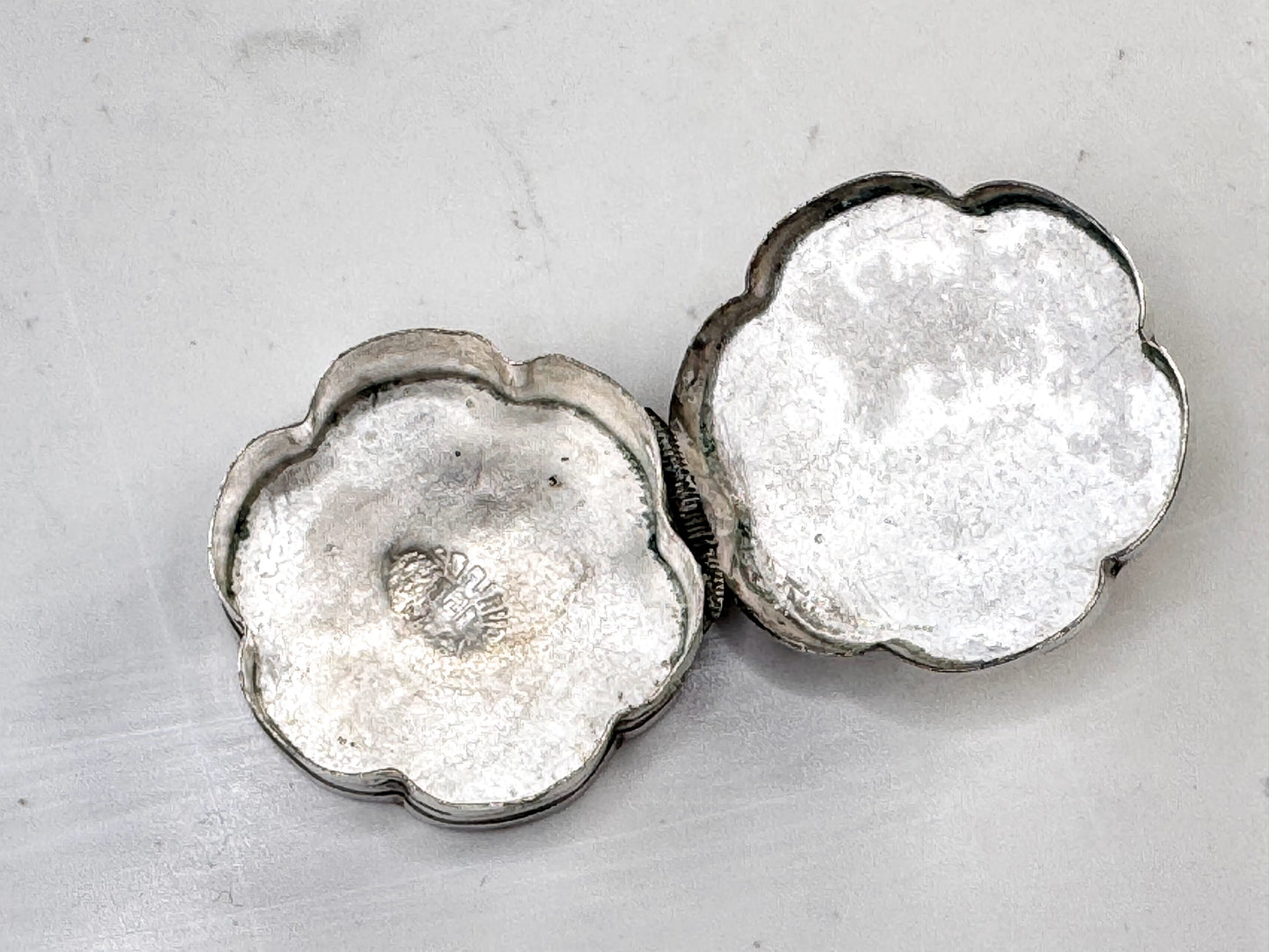 Vintage Sterling Silver Black Cat's Eye Flower Pill Trinket Box SS363