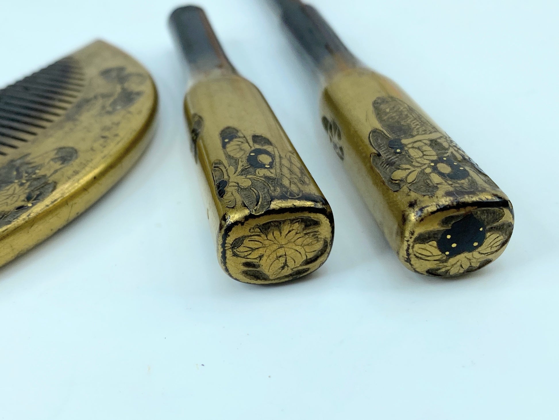 Japanese kanzashi comb and hairpin gold lacquer Pond flower Signed c1950 GS517