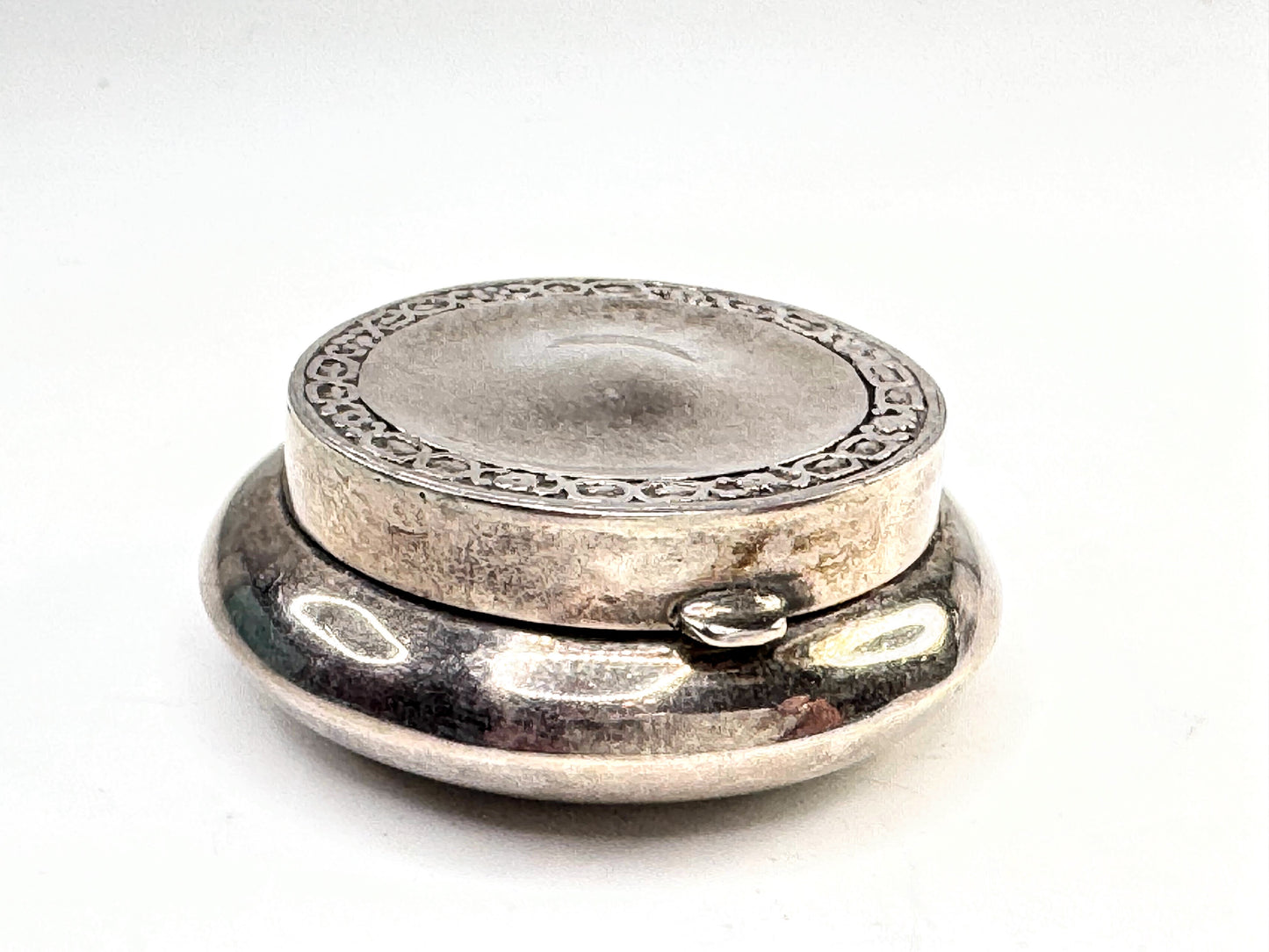 Vintage Sterling Silver Round Powder Pill Trinket Box Pendant SS370