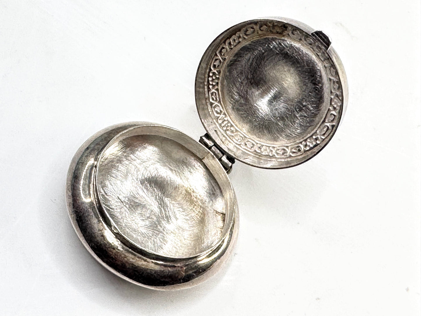 Vintage Sterling Silver Round Powder Pill Trinket Box Pendant SS370
