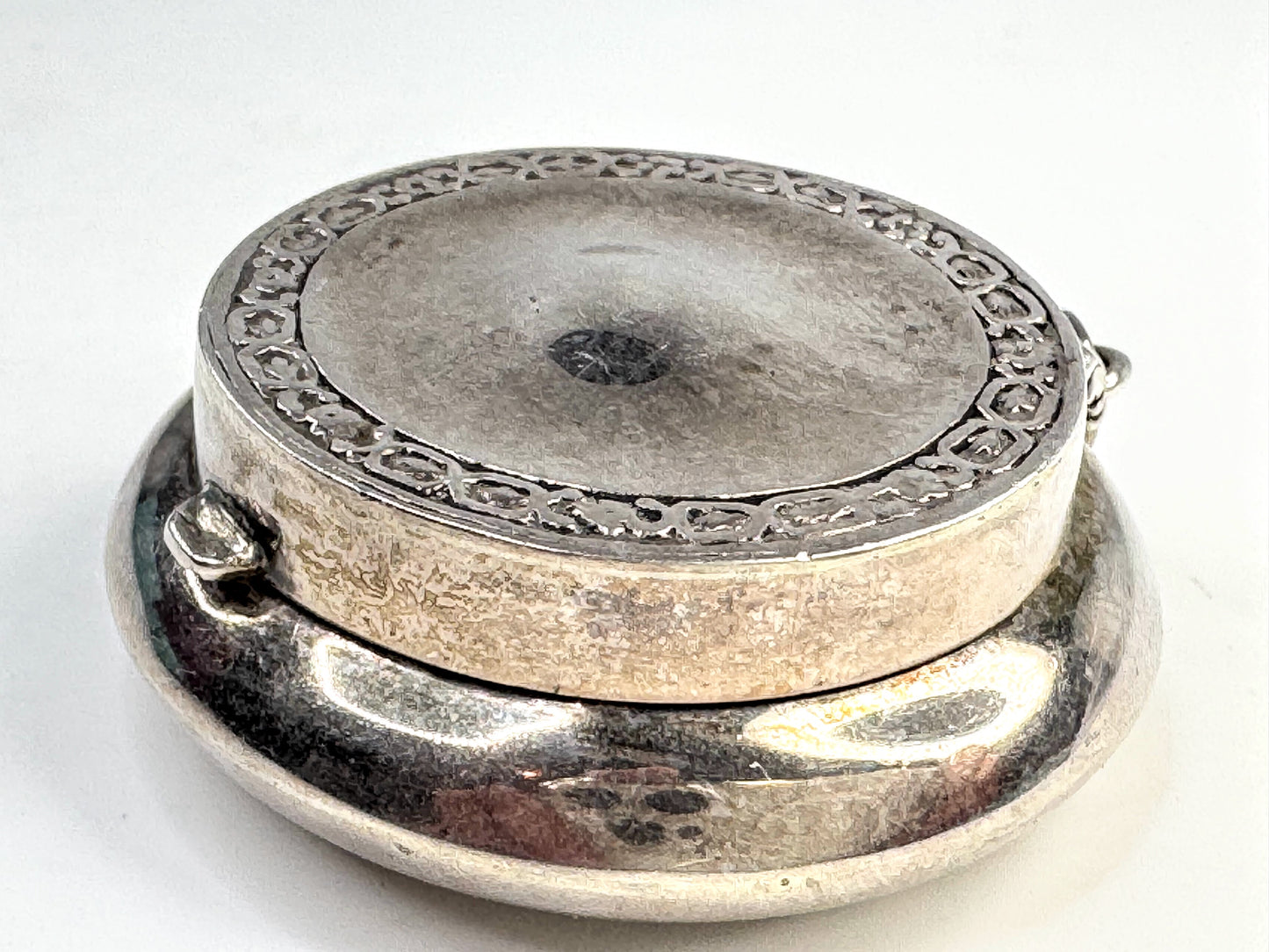 Vintage Sterling Silver Round Powder Pill Trinket Box Pendant SS370