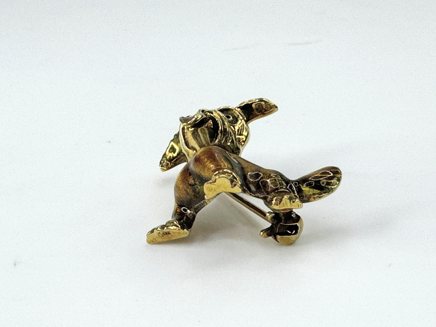 A fine 14K yellow gold enamel dog brooch 7.7g JR9393