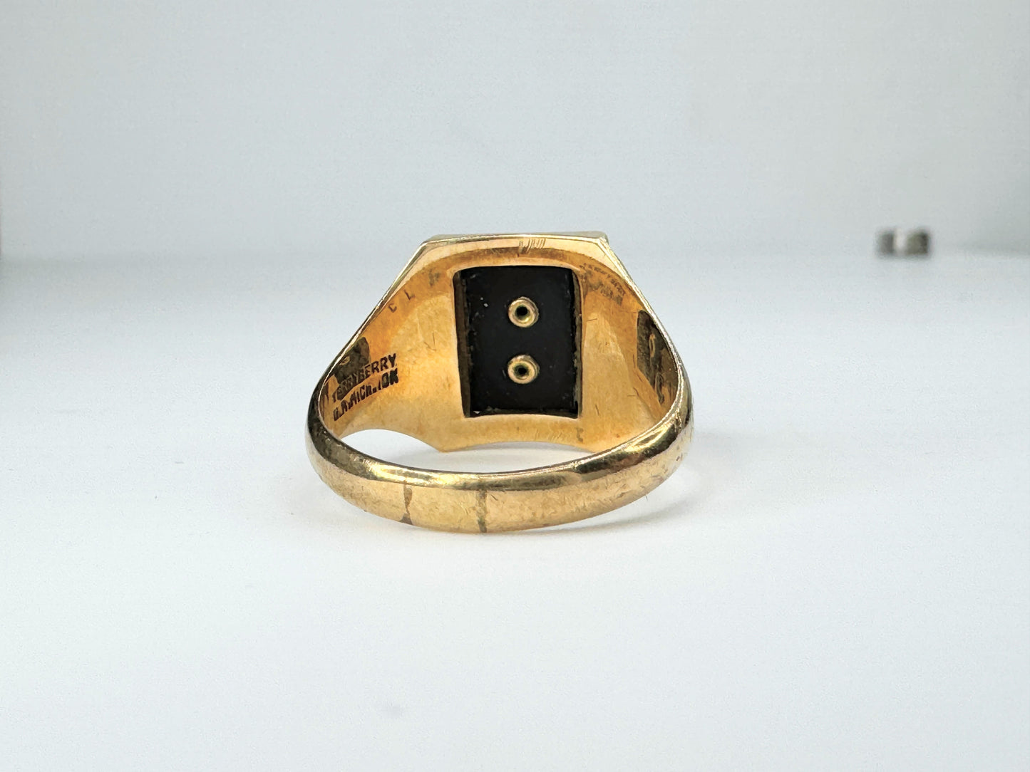 10K yellow gold Riley High School ring s8.5 5.2g JR9402