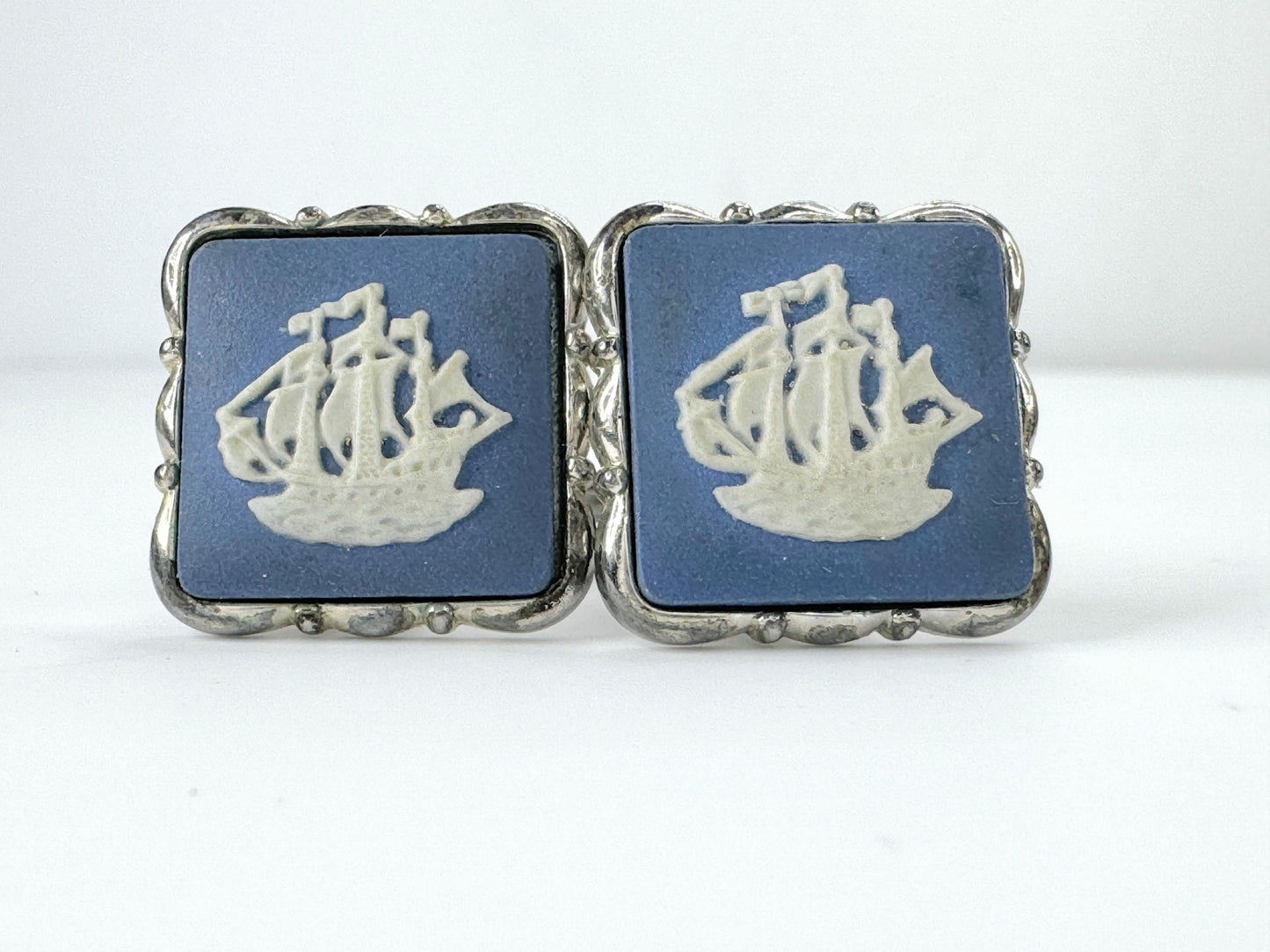 Pair of Wedgwood Blue Peter motif silver tone metal cufflinks 14.7g JR9408