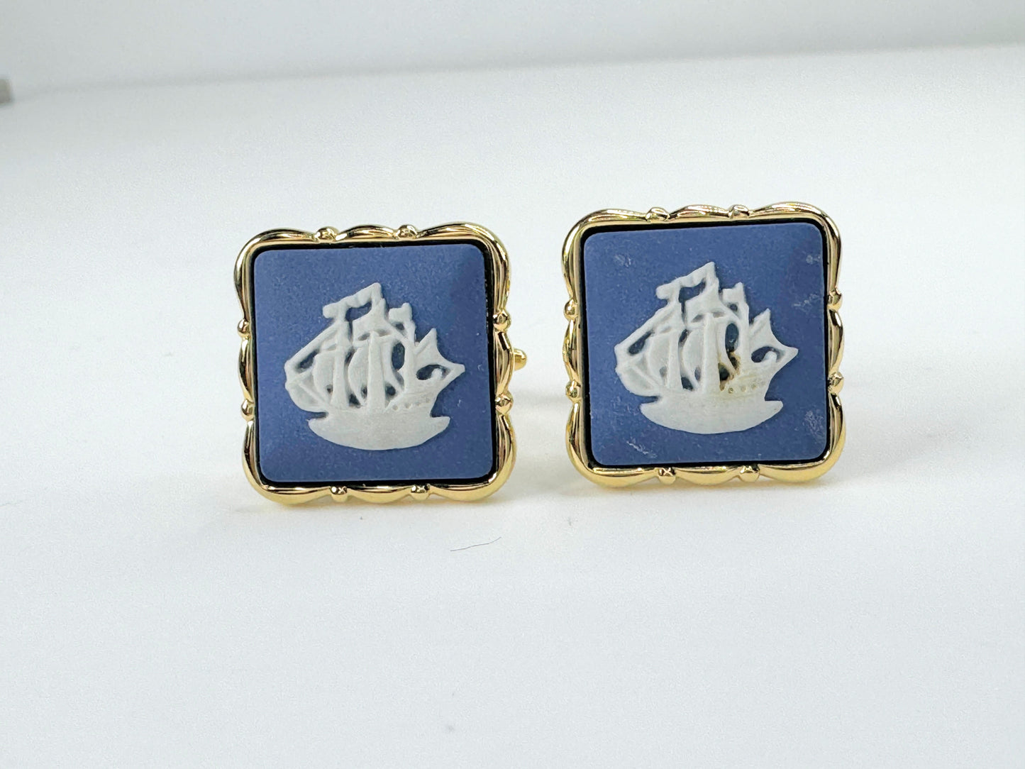 Stratton Wedgwood Jasperware  cufflink & Tie Clip Sailing Ship gilt metal JR9410